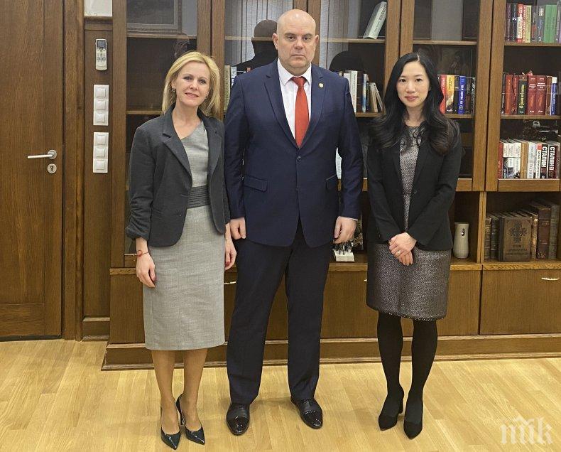 Главният прокурор Иван Гешев прие юридическия съветник към посолството на САЩ (СНИМКИ)