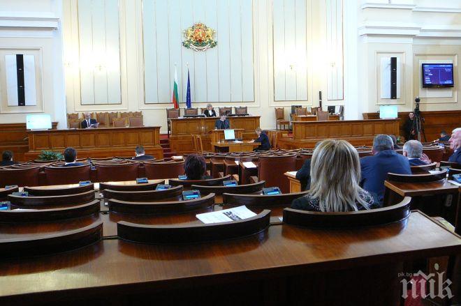 ПЪРВО В ПИК TV! След дебатите за вота на недоверие - седем министри на килимчето пред депутатите (ОБНОВЕНА)