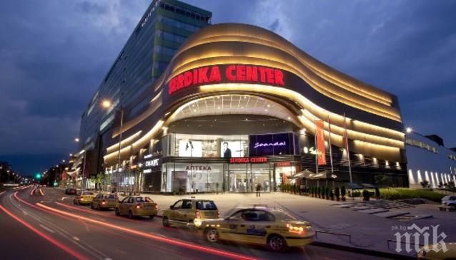 ЕКШЪН В ПИК: Евакуираха мол в София заради сигнал за бомба (ВИДЕО)