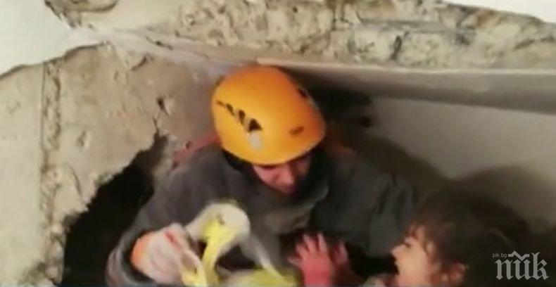 Чудо: Измъкнаха живо 5-годишно момиченце от руините след силния трус в Турция