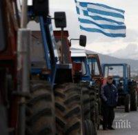 Земеделците в Гърция изнемогват, блокират с трактори страната