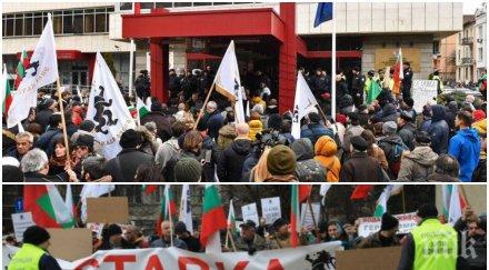 екшън пик провокатори около бсп щурмуваха регионалното министерство полицията разгони сълзотворен газ ранени полицаи обновена снимки