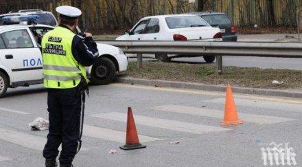 шофьор помете двама пешеходци кърджали