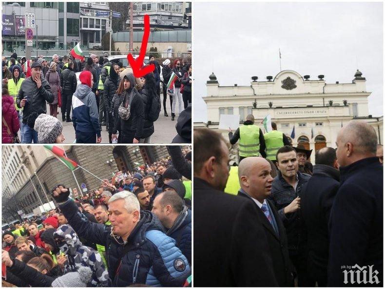 ПРОВОКАТОРИ НА МЕТЕЖА: Вижте младежа, който хвърлял бомбички сред тълпата (СНИМКА)