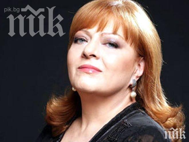 САМО В ПИК И РЕТРО: Богдана Карадочева играе комар (Папарашки снимки)