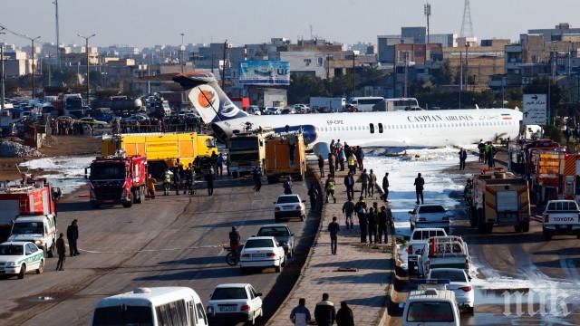 АВАРИЙНО: Пътнически самолет кацна на магистрала в Иран (ВИДЕО)