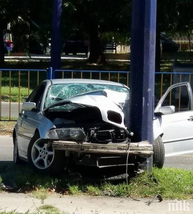 Шофьор се заби в стълб, пострада 15-годишно момиче