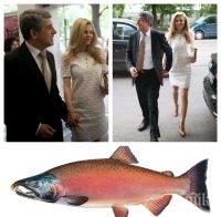 ПРЕЗИДЕНТСКИ ВКУС: Росен Плевнелиев пазарува сьомга с охрана - съпругът на Деси Банова поддържа фигура с рибния деликатес