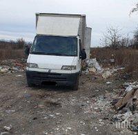 Спипаха два големи буса да изсипват боклуци в коритото на река Марица (СНИМКИ)