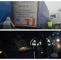 ИЗВЪНРЕДНО Ад на пътя за Гърция! ТИР се завъртя в Кресненското дефиле, трафикът е страшен (СНИМКИ)