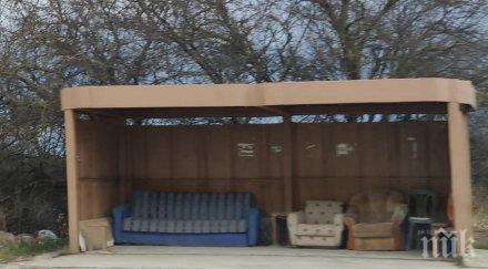 обзаведоха мека мебел автобусна спирка две села