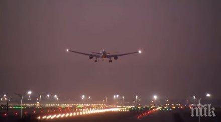 канадският боинг откъснатия колесник приземи безопасно видео