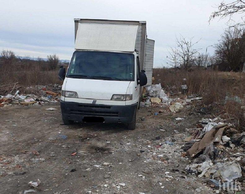 Спипаха два големи буса да изсипват боклуци в коритото на река Марица (СНИМКИ)