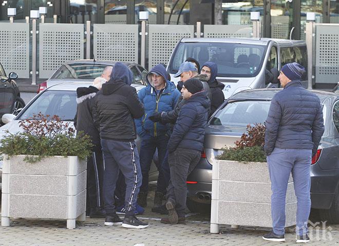 12 фена на Левски на протест срещу властта (СНИМКИ)