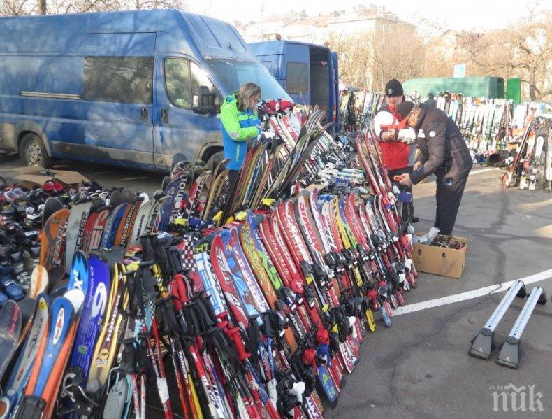 ХИТОВ ТУРИЗЪМ: Спортният пазар на Националния стадион привлича клиенти и от чужбина (ВИДЕО/СНИМКИ)