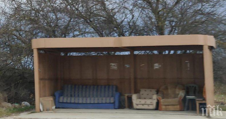 Обзаведоха с мека мебел автобусна спирка между две села