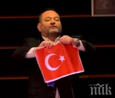 Съдят гръцки евродепутат, защото скъсал турското знаме