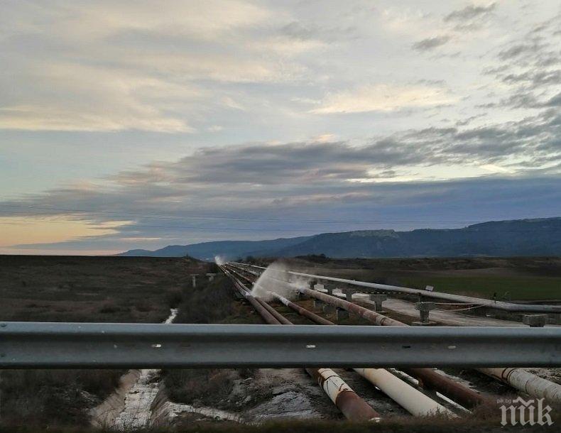 ОПАСНО: Отрови избиват под налягане от шламоотвал на голямо предприятие в Девня (СНИМКИ)