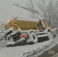 Снегорин се обърна в Родопите, 10 души са блокирани в снежните преспи