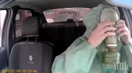 шофьор такси вози противогаз заради коронавируса видео