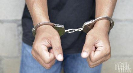 задържаха двама залели киселина млада жена