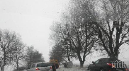 извънредно пик мазало пътя варна добрич коли скачат канавките напряко движението дъждът премина сняг трупа снимки