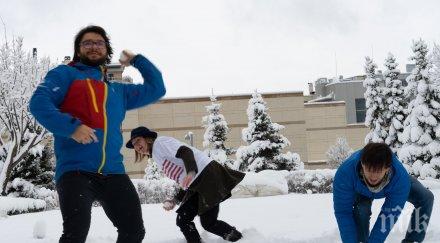 посолството сащ нас отпразнувало дългоочаквания снеговалеж бой топки снимки