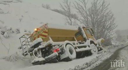 извънредно снежната стихия затвори ключови проходи положението усложнява