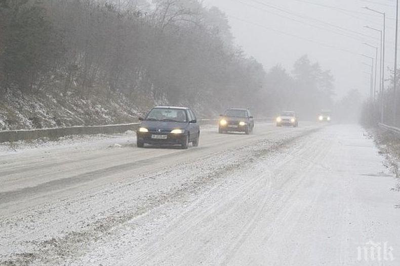 ВАЖНО: Затворен за всички МПС е път II-55 при прохода на „Република“ заради усложнена метеорологична обстановка