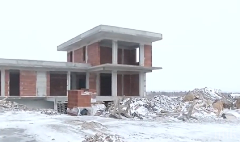 Къща изникна на скалите на Тюленово - била на сина на главния архитект на община Шабла, оттам ехидно: Няма да допуснем застрояване