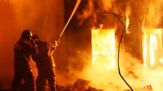 Бургазлия запали жилището на майка си след скандал, издирват го