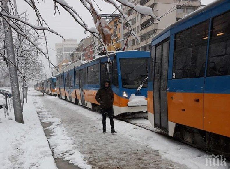 ОТ ПОСЛЕДНИТЕ МИНУТИ: Трамваи закъсаха на площад Македония в София (СНИМКА)