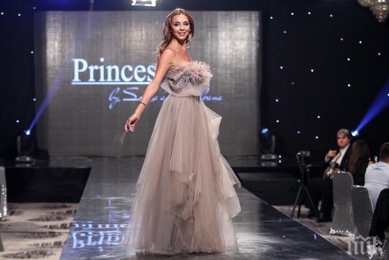 Деси Зидарова се гушка с лъвица (СНИМКА)