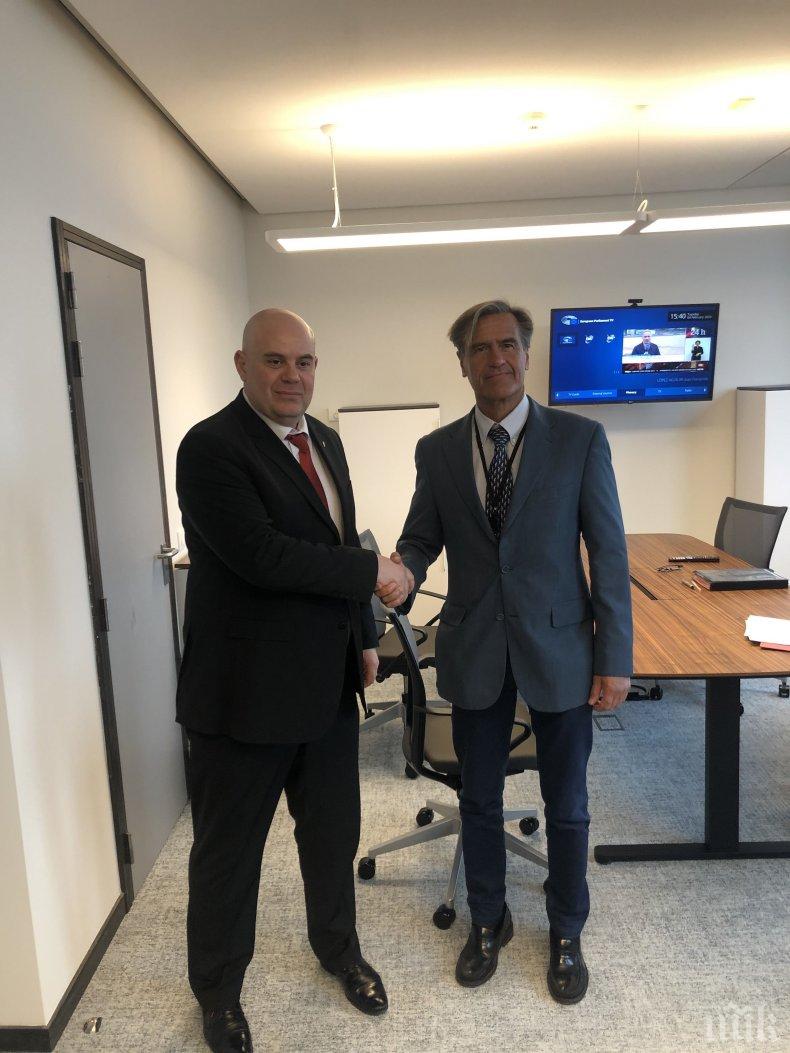 ИЗВЪНРЕДНО В ПИК! Главният прокурор Иван Гешев представя приоритетите на прокуратурата пред Франс Тимерманс