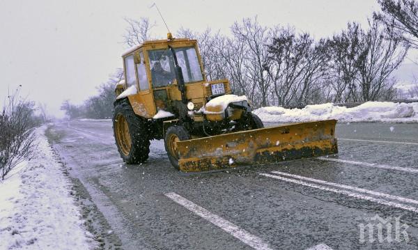 ОТ ПОСЛЕДНИТЕ МИНУТИ: Автобус с румънци закъса в Прохода на Републиката
