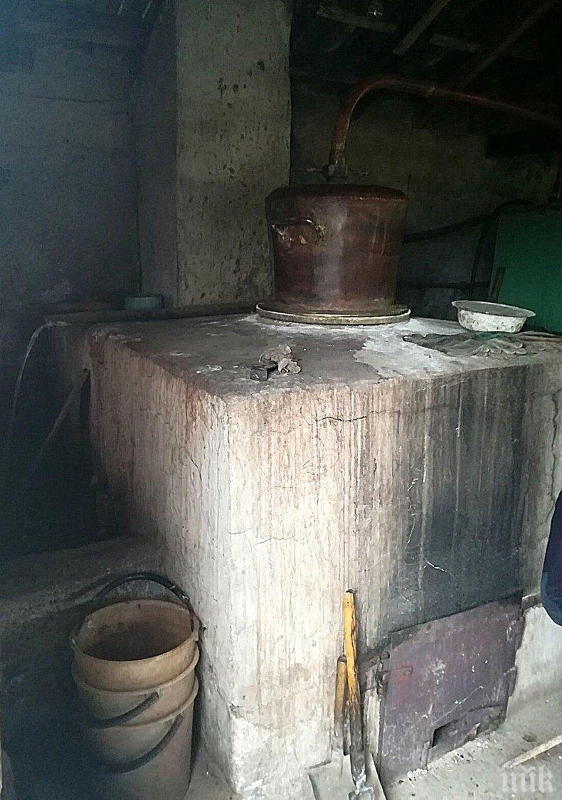 Апаши отмъкнаха казан за ракия през отвор в тухлена стена
