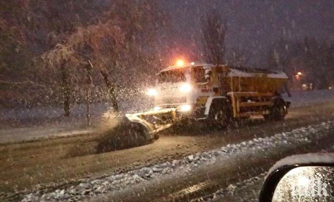 ЗИМАТА СЕ РАЗВИХРИ! 92 снегорина чистят София