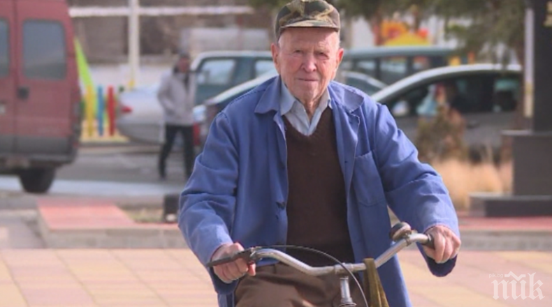 Столетник кара велосипед всеки ден, получи медал от Министерството на отбраната