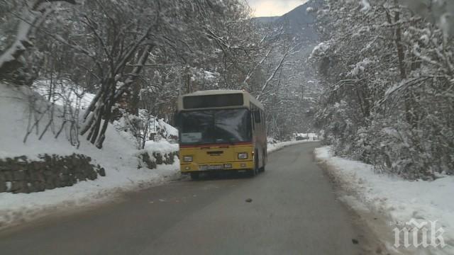 По чудо без пострадали: Инцидент с автобус, пълен с хора край Своге (СНИМКИ)