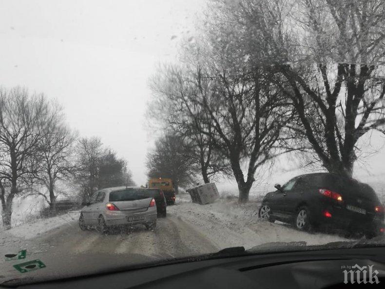 ИЗВЪНРЕДНО В ПИК: Мазало на пътя Варна-Добрич! Коли скачат в канавките, някои са напряко на движението, дъждът премина в сняг и трупа бързо (СНИМКИ)