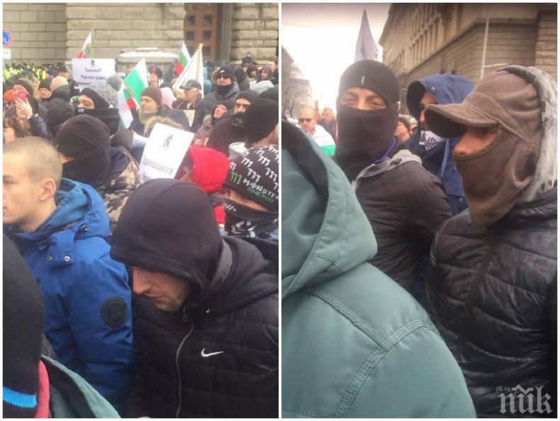 ПЪРВО В ПИК TV: Скинари се готвят за провокации на протеста на съратника на Румен Радев - врязаха се към акцията пред Министерски съвет и затапиха "Орлов мост" в нова незаконна блокада (ОБНОВЕНА/СНИМКИ)