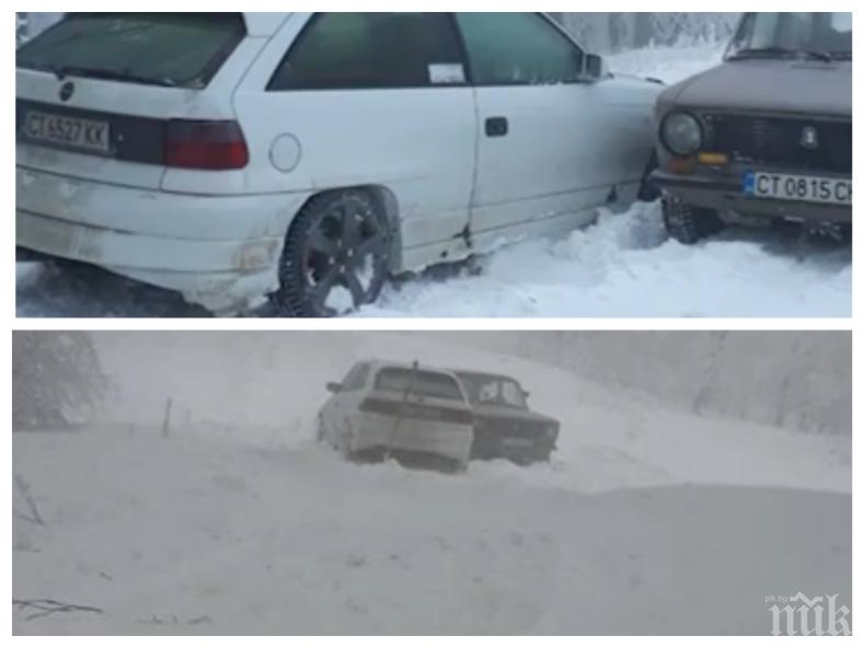 Военни вадят закъсали автомобили от преспите