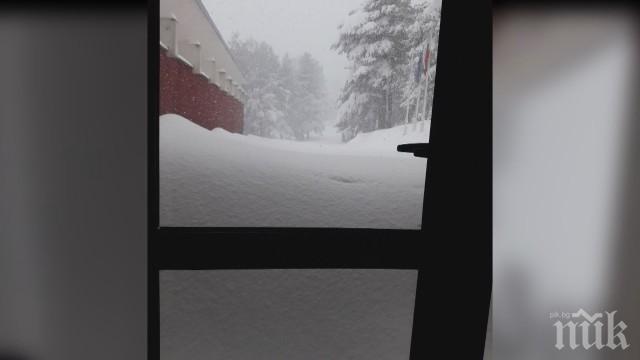 БЕДСТВАЩИ В РОДОПИТЕ: Десет души, сред които и бебе, са блокирани в местност Върховръх