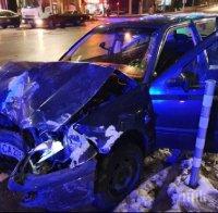 КРЪВ НА ПЪТЯ: Двама берат душа в болница след тежка катастрофа (СНИМКИ)