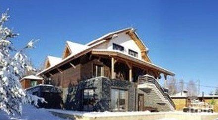 двама души дете блокирани хижа академик пловдивско доброволци разчистват пътя