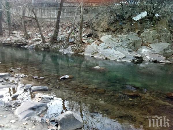 Авария в хвостопровод замърси реките Юговска и Чепеларска