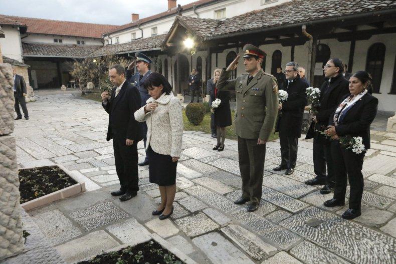 Цвета Караянчева и водената от нея делегация се поклониха на гроба на Гоце Делчев в Скопие