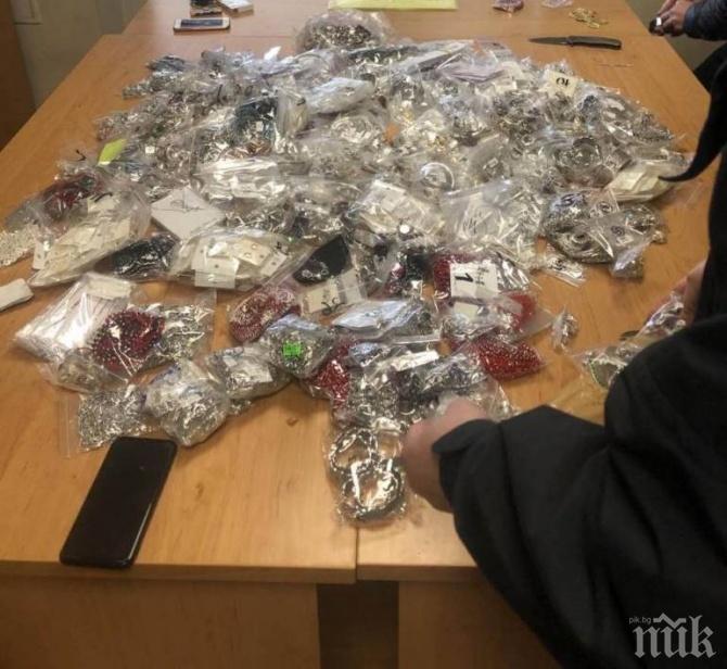 Митничари спипаха сребърни изделия, укрити в тенекии от маслини