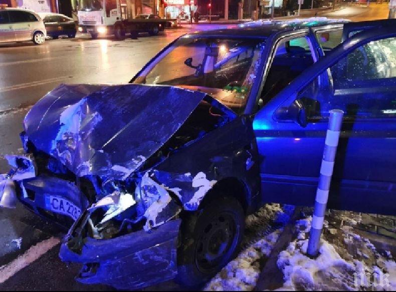 КРЪВ НА ПЪТЯ: Двама берат душа в болница след тежка катастрофа (СНИМКИ)