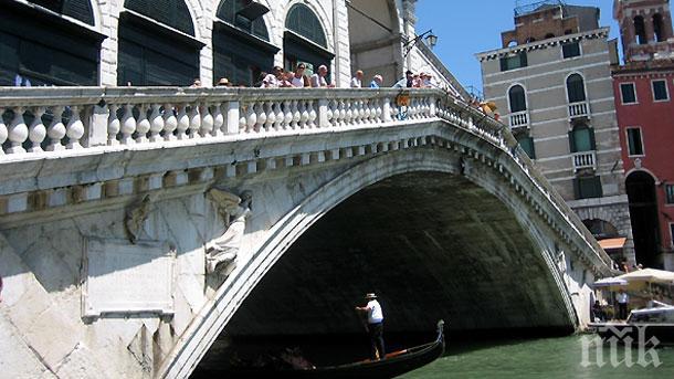 Карнавалът във Венеция започна със зрелищно водно шествие